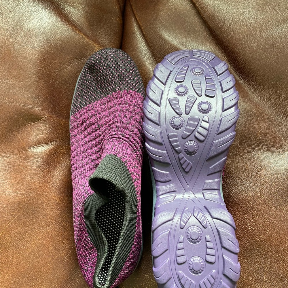 Stretchy comfy workout/walking shoes. Size 6 1/2, too big for me. Never worn!!